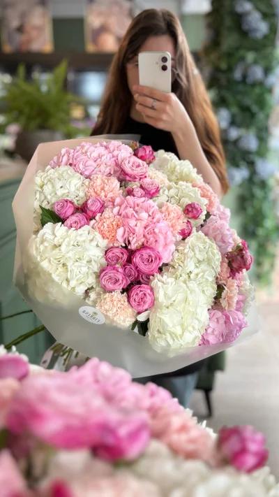Составной букет с розами, гортензией и диантусами 1