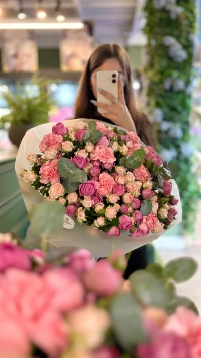 Составной букет с кустовыми розами, диантусами и эвкалиптом 3