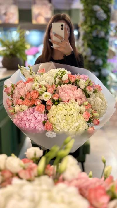 Составной букет с гортензиями, эустомой и кустовыми розами 2