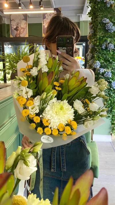 Составной букет с леукадендроном, эустомой, хризантемами и краспедией 1