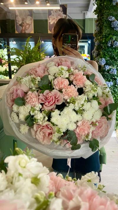Составной букет с розами, маттиолой, хризантемой, диантусами и эвкалиптом 3