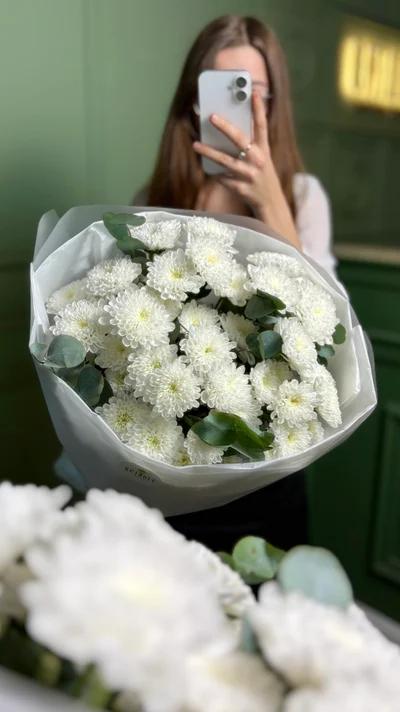 Монобукет из хризантем Балтика с эвкалиптом 1