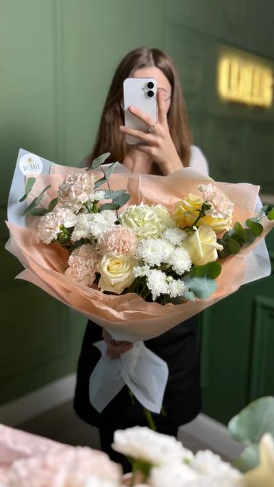 Составной букет с гортензией, розами, диантусами и хризантемами 2