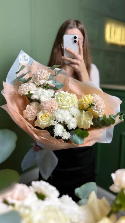 Составной букет с гортензией, розами, диантусами и хризантемами 3
