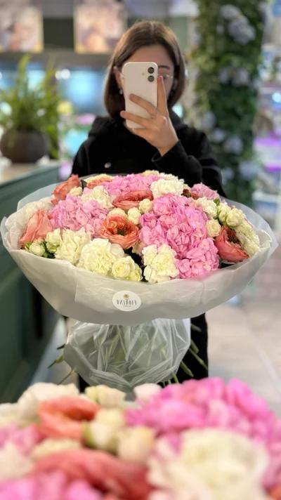 Составной букет с розами одноголовыми, розами кустовыми, гортензиями, диантусами 3