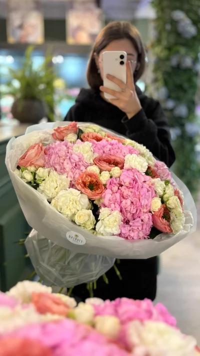 Составной букет с розами одноголовыми, розами кустовыми, гортензиями, диантусами 5