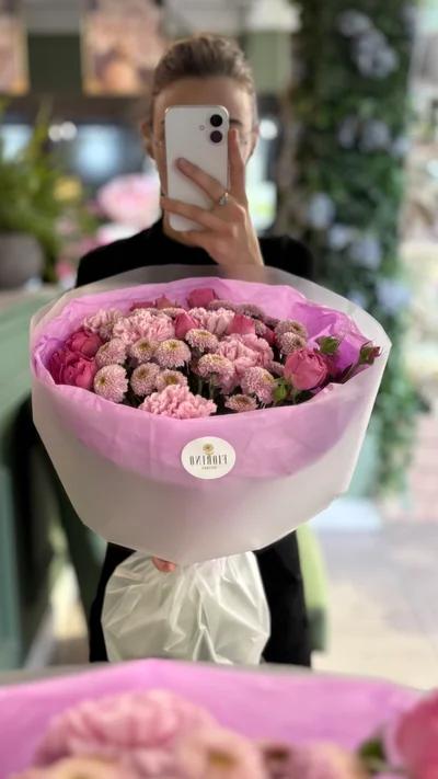 Составной букет с розой кустовой, хризантемой, диантусами 3