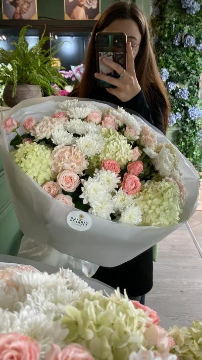 Составной букет с гортензиями, диантусами, кустовыми розами, хризантемой  3