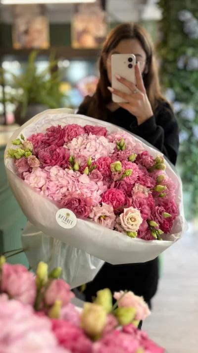Составной букет с гортензиями, розами, диантусами и эустомой 5
