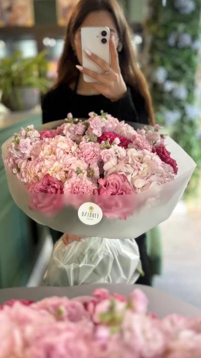 Составной букет с гортензией, маттиолой, диантусами и розами 3