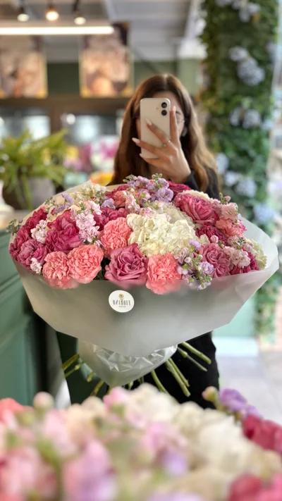 Составной букет с розой, гортензией, диантусами и маттиолой 3