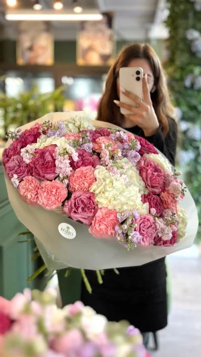 Составной букет с розой, гортензией, диантусами и маттиолой 5