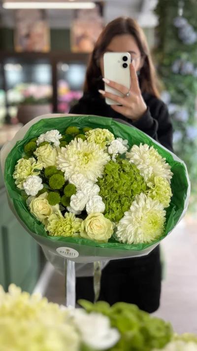 Составной букет с гортензией, хризантемой, диантусами и розой 1