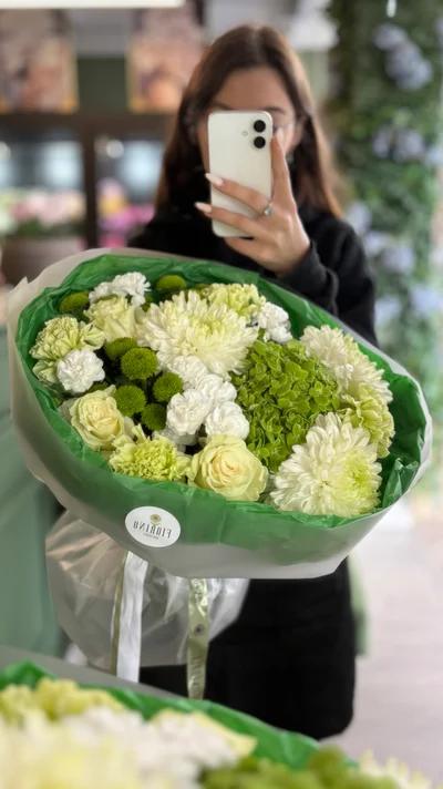 Составной букет с гортензией, хризантемой, диантусами и розой 5