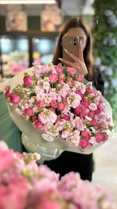 Составной букет с кустовыми розами и маттиолой 