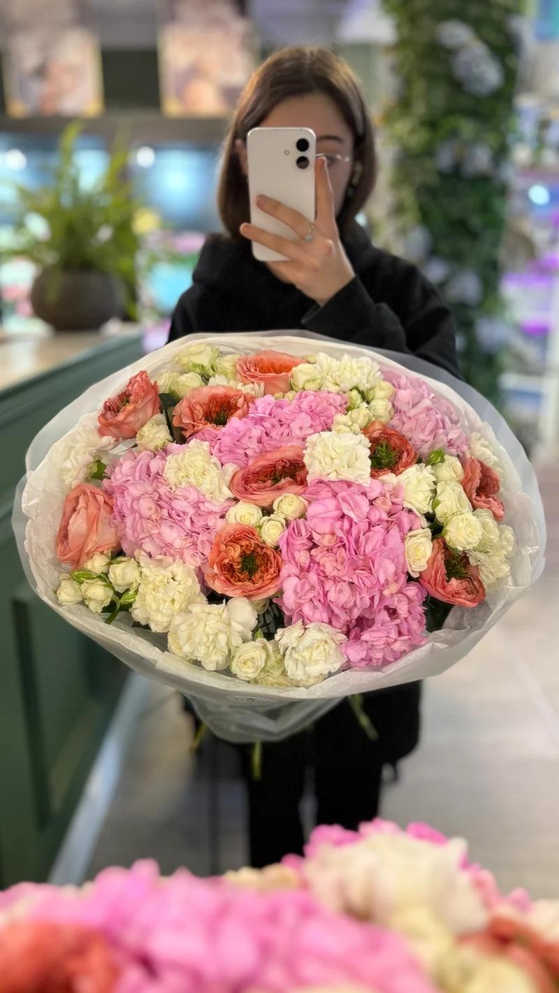 Составной букет с розами одноголовыми, розами кустовыми, гортензиями, диантусами