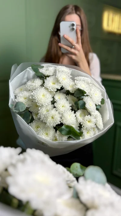Монобукет из хризантем Балтика с эвкалиптом, С упаковкой