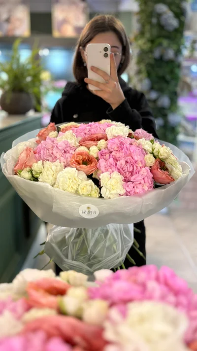 Составной букет с розами одноголовыми, розами кустовыми, гортензиями, диантусами, С упаковкой, фото 3