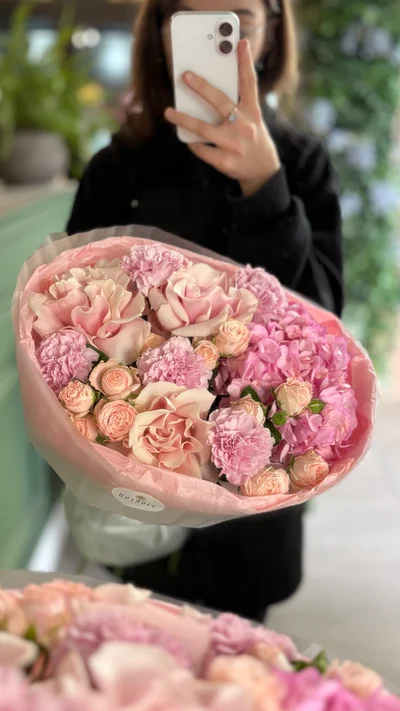 Составной букет с гортензией, розами, диантусами и кустовыми розами, С упаковкой